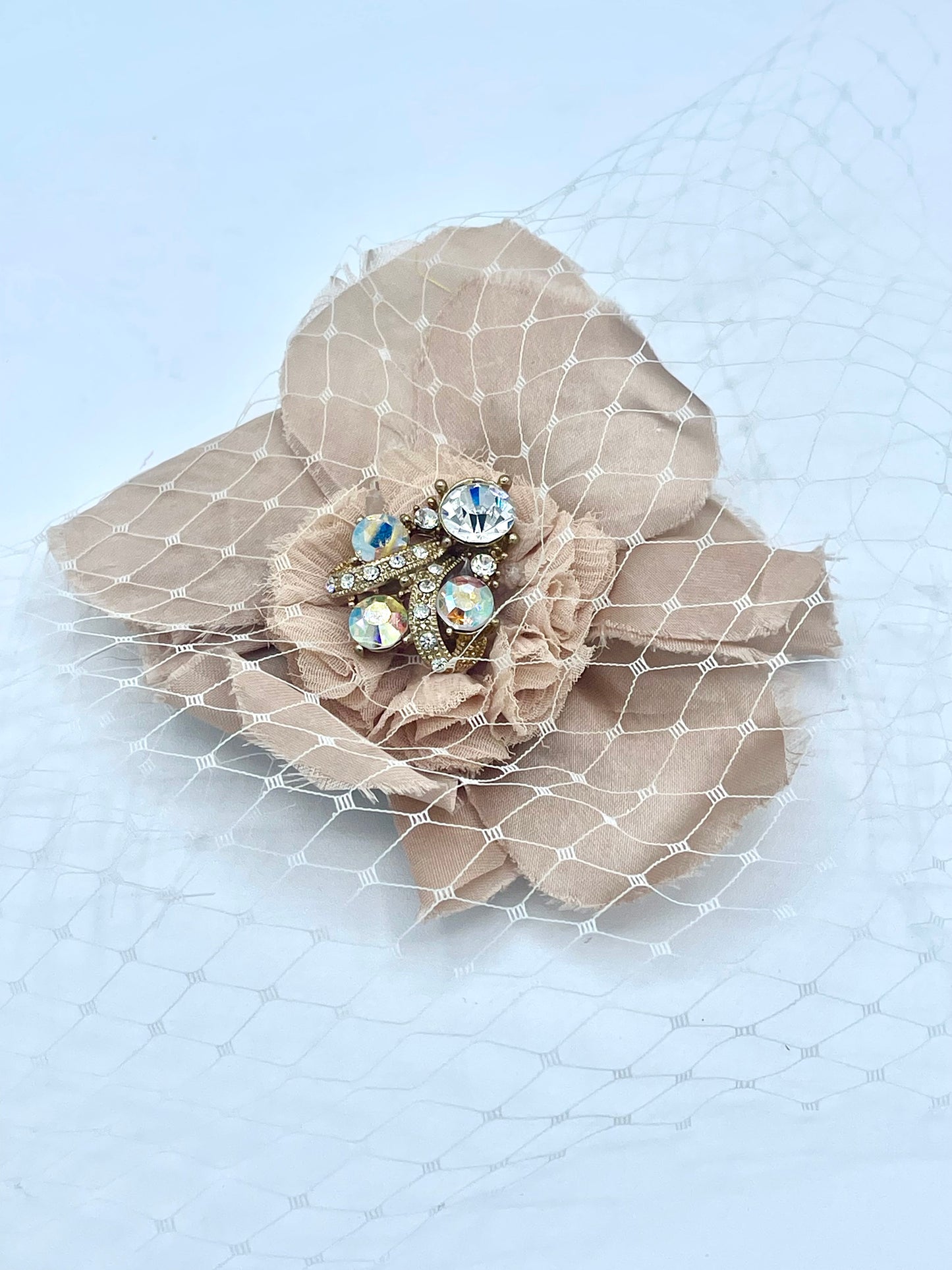 Nude floral pin w jewel
